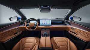 Innenraumaufnahme des BYD HAN: Fahrer- und Beifahrersitz mit Lenkrad, Kontrollbildschirmen und dem Car-Multimedia-Lenkrad.