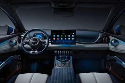 Der vordere Innenraum mit Fahrer- und Beifahrersitz sowie Kontollbildschirmen des BYD ATTO 3.