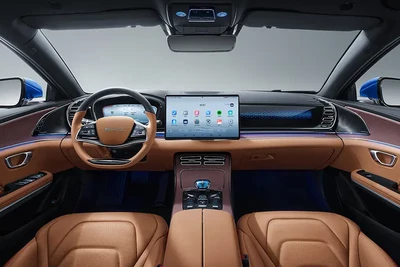 Blick auf den Innenraum des BYD HAN mit dem Fahrer- und Beifahrersitz sowie den Kontrollbildschirmen und dem Car-Multimedia-Bildschirm.
