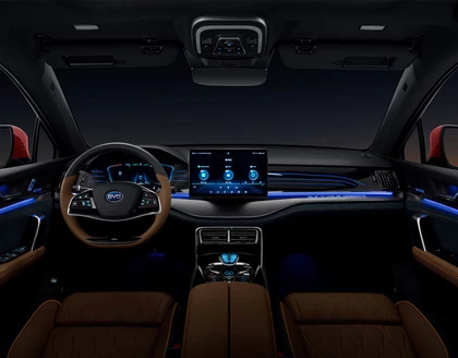 Der Innenraum mit Fahrer- und Beifahrersitz sowie den Kontrollbildschirmen des BYD TANG.